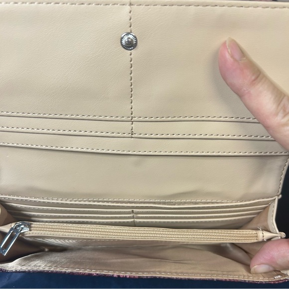 Guess Pink and Brown Wallets with Chic Floral Pattern - Picture 3 of 3